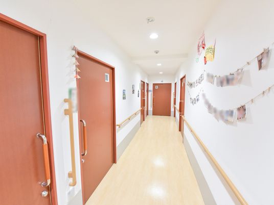 廊下の手すりと掲示物
