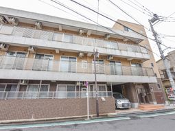 街中の多層建築外観