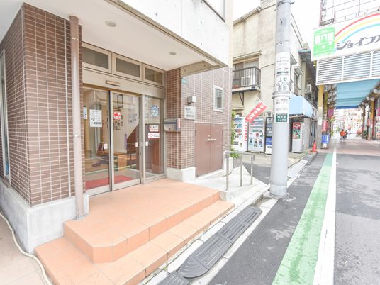 街中に面した明るいエントランス