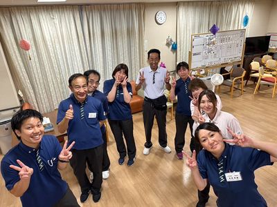 笑顔あふれるスタッフの集合写真