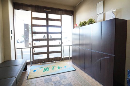 明るいエントランス風景