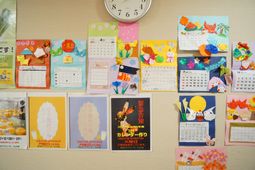 カレンダーと掲示物の壁