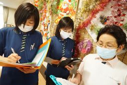 スタッフが情報を共有中