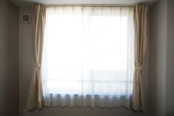 明るい窓のある居室