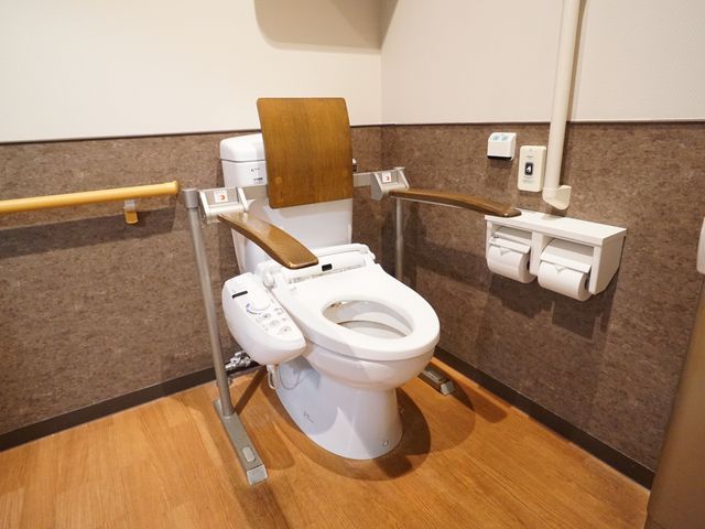 バリアフリートイレ設備 トイレ 手すり付きの広々としたトイレは、どなたも使いやすい設計です。安心してお過ごしいただくための配慮がされています。