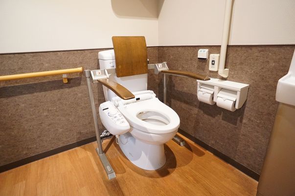 施設の写真 手すりが付いたバリアフリー完備の入居者向けの洋式トイレ