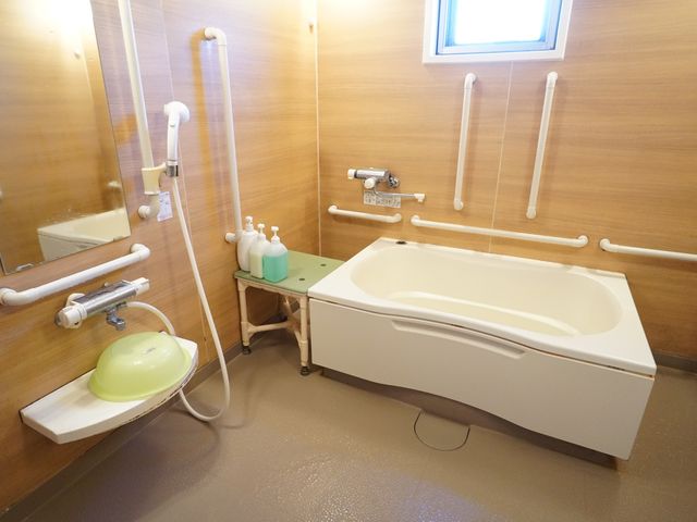 バリアフリー浴室設備 トイレ 清潔感あふれる浴室は、手すりや座面を設置し、利用者の安全と快適さを考えた設計です。安心してご利用いただけます。