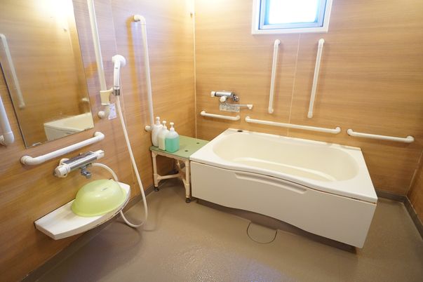 施設の写真 車椅子の方でも使いやすいよう、手すりが設置された洋式トイレ