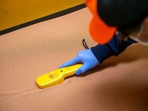 床を清掃する手元の様子  