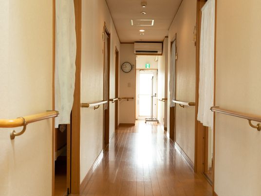 明るい通路の廊下