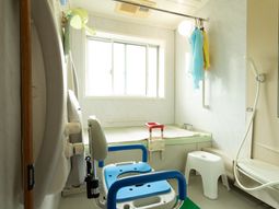 明るい浴室設備