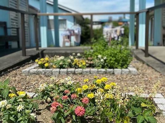 花壇のある中庭  