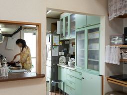 キッチンの調理風景