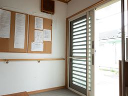 掲示物と出入口の廊下