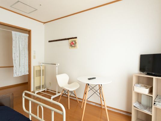 居室のベッドと家具