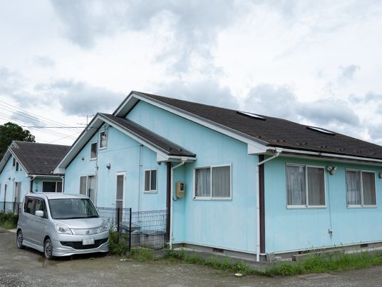 青い一階建ての外観