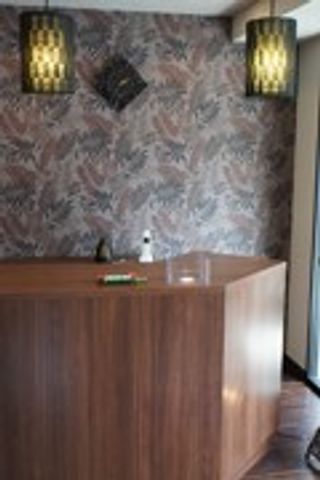 落ち着いた受付のロビー ロビー 落ち着いた照明と壁紙が特徴のロビーです。訪問客を温かく迎える心地よい雰囲気です。