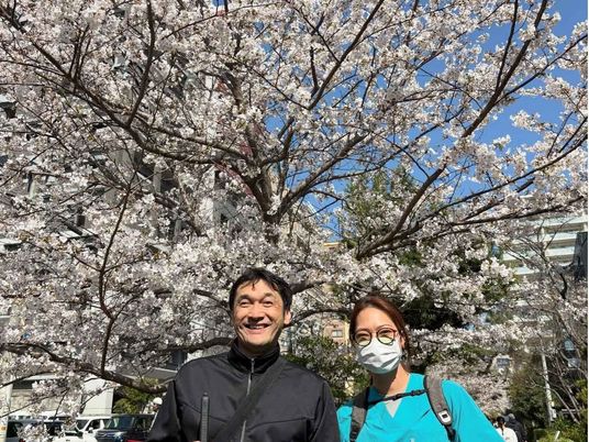 桜の下のスタッフ  