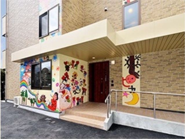 カラフルな壁画のエントランス