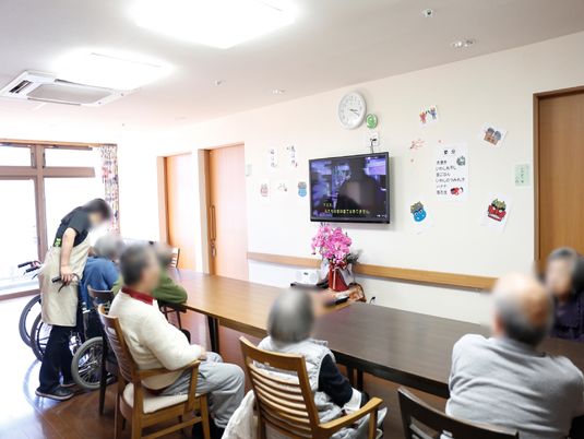 居室で過ごす利用者たち