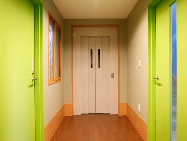 廊下の緑色のドア