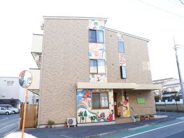 カラフルな壁画のある建物