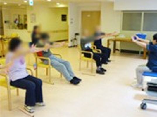 運動する人々がいる部屋