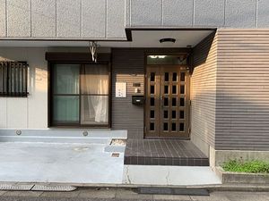 建物正面の出入口  