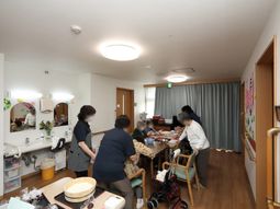 手作業をする人達の共同スペース