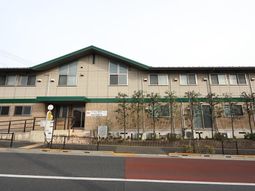 緑色屋根の落ち着いた外観
