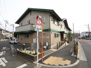 緑豊かな外観の建物