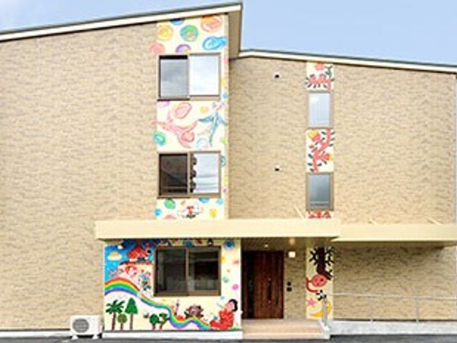 彩り豊かな建物の外観 外観 色彩豊かな外装が魅力の建物です。楽しさを感じられるデザインが就業意欲を高めます。