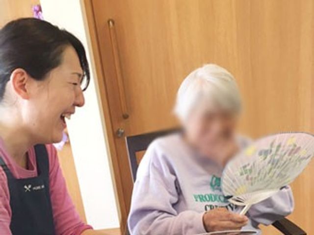 笑顔の交流の様子 スタッフイメージ スタッフの優しい笑顔が印象的で、親しみやすい雰囲気が感じられます。リラックスした空間です。