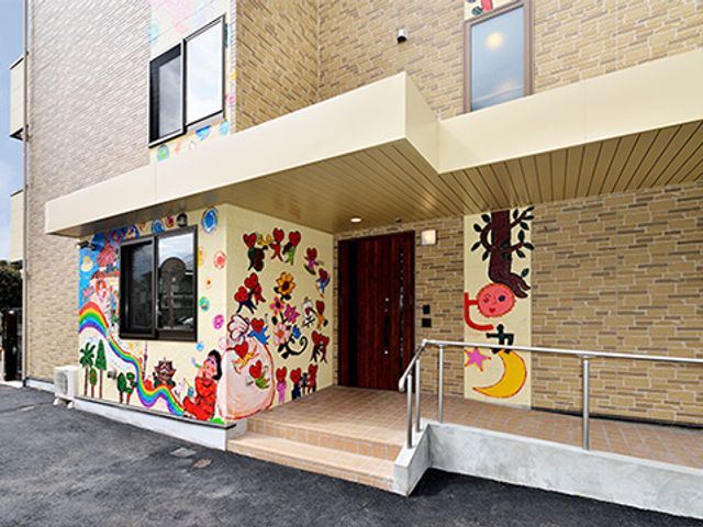 カラフルな外観 外観 明るい色彩の壁画が施された建物は、温かみのある雰囲気を演出しています。