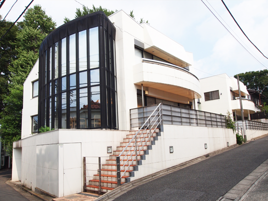 外観の階段付き建物  