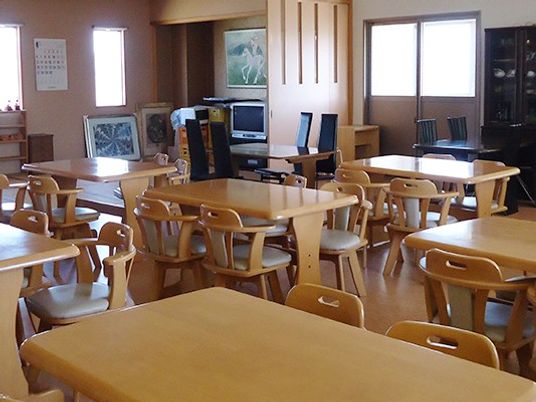 明るい食堂のテーブル席  