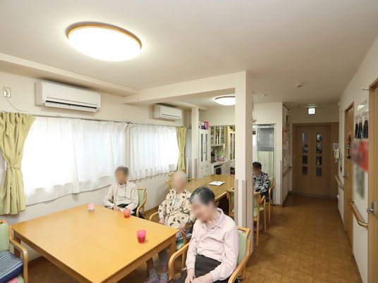 明るい食堂の様子