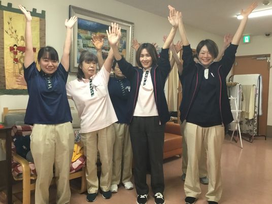 活気あるスタッフの体操風景