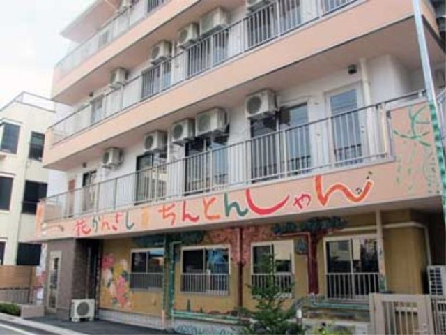 快適な外観の施設 外観 明るく温かみのある外観を持つ建物です。こちらでの就業なら、日々の生活がより豊かなものになることでしょう。