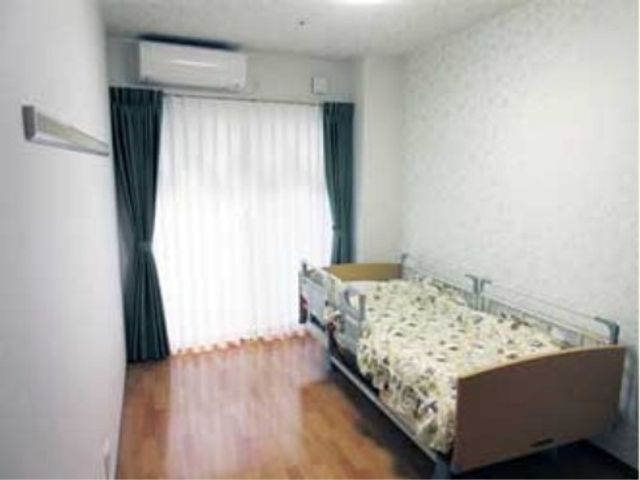 清潔感のある居室 居室 落ち着いた色合いの個室で、快適なエアコンが備え付けられ、ゆとりを持って過ごせる空間です。