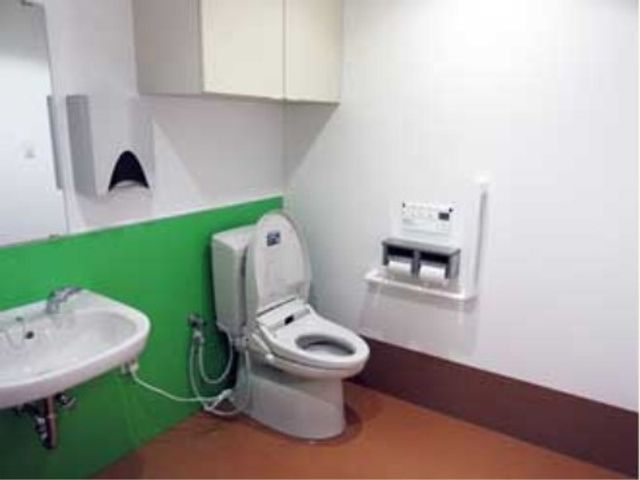 清潔感ある浴室空間 トイレ 洗面台とトイレが整った清潔な空間です。自立支援のための手すりも設置されており、安心してお使いいただけます。