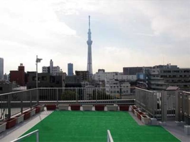 都市景観を望む屋上 景色 屋上からは美しい都市のスカイラインが望めます。快適な開放感を提供するこのスペースで、新しい働き方を実感してください。