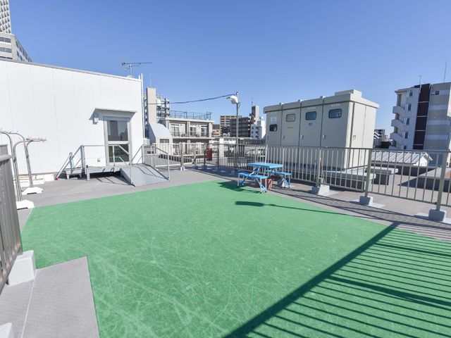 屋上に設けられたスペース 車いすでも出られる屋上 都心に位置する開放的な屋上テラスです。心地よい風を感じながら休息をとることができます。