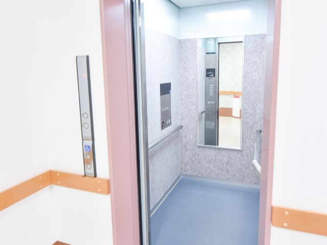 広々としたエレベーター 施設内の移動に使うエレベーター ゆったりとした空間を提供するバリアフリー設計のエレベーターです。車椅子の方も安心してご利用いただけます。