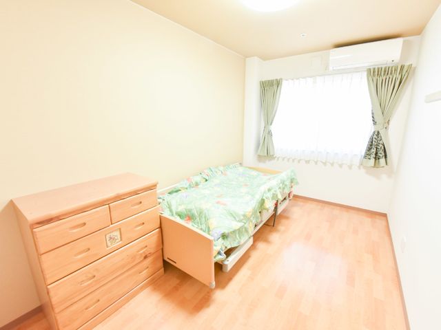 居室の広々とした空間 家具・エアコン付きの個室 ゆとりのある居室では、大きな窓から自然光が差し込み、明るい雰囲気を提供しています。快適な生活空間で新しい生活を始めませんか。