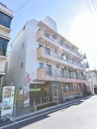 日差しが明るい建物外観