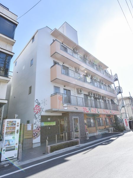 日差しが明るい建物外観