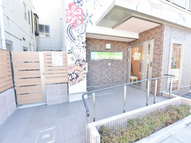 清潔感のあるエントランス ちんとんしゃんの玄関アプローチ アクセスしやすい場所にある、明るく清潔感のあふれる入口です。来訪者を穏やかに迎えるデザインが特徴で、待合スペースも充実しています。