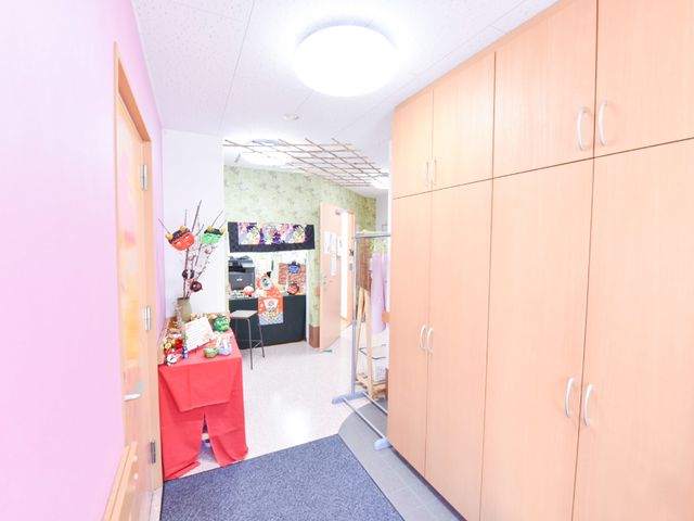 カラフルな廊下と掲示物 節分飾りで彩られた室内 にぎやかな壁飾りが印象的な廊下です。働く人々の思いやりが感じられる、温かな雰囲気の空間となっています。