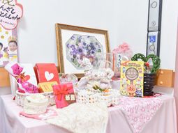 祝いの品々とフレーム装飾